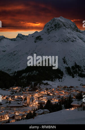 Dorf Lech bei Nacht, Vorarlberg, Österreich Stockfoto