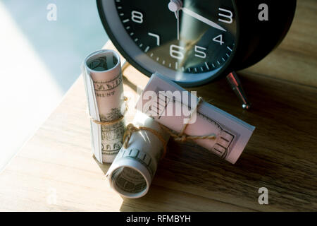 Uhr und Geld, kostbare Zeit Stockfoto