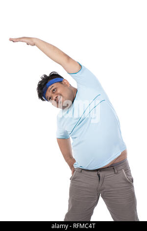 Portrait der fetten Jungen Männer warm up die Abdominal- Muskeln Stockfoto