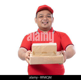 Porträt der Person, die das Tragen der roten Uniform Lieferung viele Kartons Stockfoto