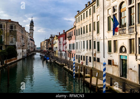 Schmalen Wasserkanäle durch die maroden Backsteinhäuser des so genannten "schwimmenden Stadt", der schiefe Turm der Kirche San Giorgio dei Greci Stockfoto