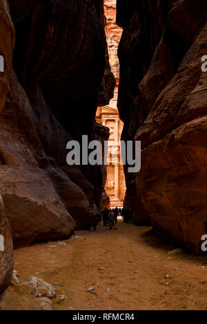 Die schöne Al Khazneh (das Finanzministerium) durch Wände der Schlucht in Petra gesehen. Stockfoto
