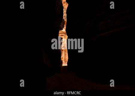 Die schöne Al Khazneh (das Finanzministerium) durch Wände der Schlucht in Petra gesehen. Stockfoto