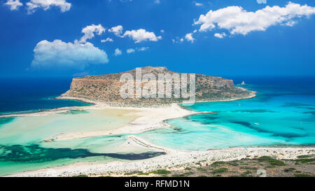 Balos Lagune auf der Insel Kreta, Griechenland. Touristen entspannen und ein Bad im kristallklaren Wasser des Balos Beach Stockfoto