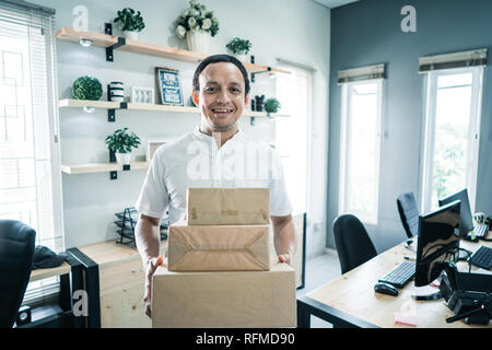 Portrait von asiatischen jungen Mann die Pakete Stockfoto