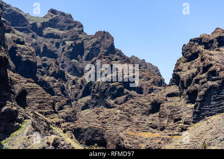 Vertikalen Klippen Acantilados de Los Gigantes (Klippen der Riesen). Blick vom Atlantischen Ozean. Teneriffa. Kanarischen Inseln. Spanien. Stockfoto