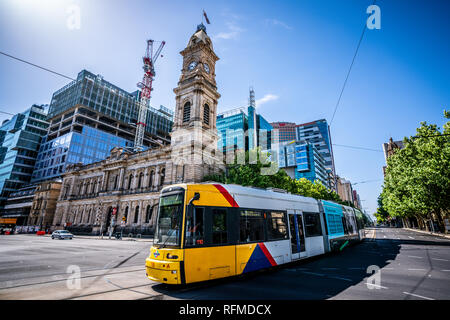 Zum 30. Dezember 2018, Adelaide in Australien: Adelaide Straßenbahn nach Glenelg mit General Post Office ein koloniales Gebäude im Hintergrund in Adelaide SA Austr Stockfoto