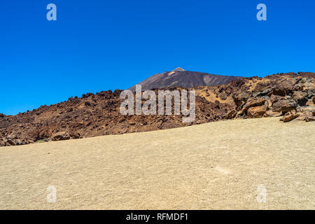 Die lavafelder von Las Canadas Caldera der Vulkan Teide. Viewpoint: Minas de San Jose. Im Hintergrund der Gipfel des Teide Vulkan. Teneriffa. C Stockfoto