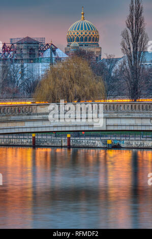 Die Spree in Berlin bei Sonnenuntergang mit der Kuppel der Neuen Synagoge in der Rückseite Stockfoto