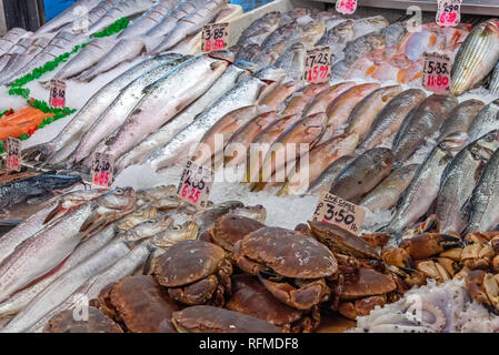 Krebse und Fische zum Verkauf auf einem Markt in London Stockfoto