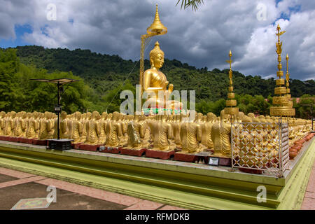 Die tausend goldenen Buddha an Magha Puja buddhistische Memorial Park, Nakhonnayok Provinz, Thailand Stockfoto