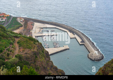 Hafen und Jachthafen von Garachico Stadt an der Nordküste von Teneriffa. Kanarischen Inseln. Spanien. Aussichtspunkt "Vista en Genoves' Stockfoto