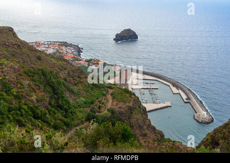 Hafen und Jachthafen von Garachico Stadt an der Nordküste von Teneriffa. Kanarischen Inseln. Spanien. Aussichtspunkt "Vista en Genoves' Stockfoto