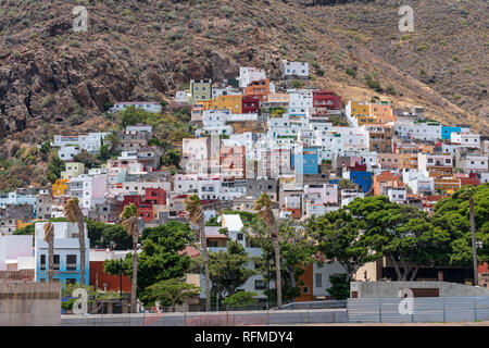 SAN ANDRES, KANARISCHE INSELN, SPANIEN - 31. Juli 2018: Das älteste Dorf mit bunten Häusern am Fuße des Anaga Gebirge, 7 km nordöstlich von der c Stockfoto