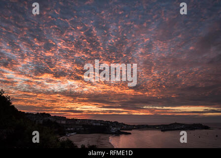 Dramatische Wolkenbildung in der Dämmerung in einen Sonnenuntergang Himmel über St. Ives suchen gegenüber von Porthminster point St. Ives, Cornwall UK Europa Stockfoto