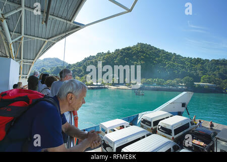 Herkömmliche, Thailand - Dezember 04, 2018: Touristen und Auto auf der Fähre nach Koh Chang, herkömmliche Thailand. Stockfoto