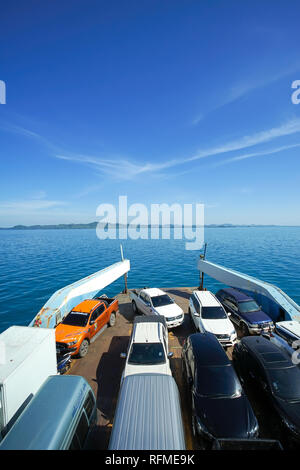 Herkömmliche, Thailand - Dezember 04, 2018: viele Autos auf der Fähre zum beliebten Reiseziel Koh Chang, herkömmliche Thailand. Stockfoto