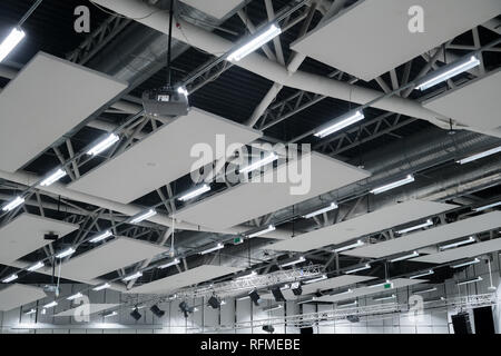 Fabrikgebäude oder Lagerhaus. Großen leeren Raum mit Lüftungsrohren und Leuchten Stockfoto