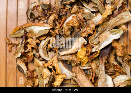 Blick von oben auf die getrockneten Pilze an Holz- Hintergrund mit Platz für Art. Alternative gesunde Lebensmittel und medizinische Konzept. Stockfoto