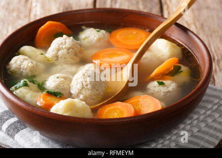 Closeup selbstgemachte Hühnersuppe mit Fleischbällchen, Knödel und Gemüse in einer Schüssel auf dem Tisch. Horizontale. Horizontale Stockfoto