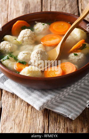 Dänische Meatball und Knödel Suppe close-up in einer Schüssel auf den Tisch. Vertikale Stockfoto