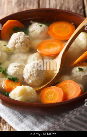 Dänische Suppe mit Knödeln und Gemüse close-up in einer Schüssel auf dem Tisch. Vertikale Stockfoto