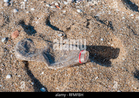 Plastikflasche am Strand, Abfall, Strand Stockfoto
