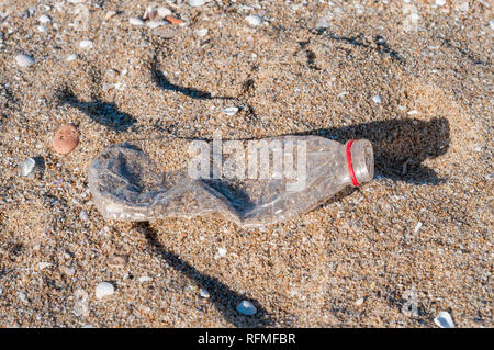 Plastikflasche am Strand, Abfall, Strand Stockfoto