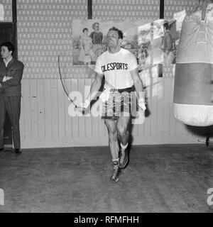 Englisch heavyweight Boxer Henry Cooper, die versuchen, in einer Turnhalle in England während der 60er Jahre. Stockfoto