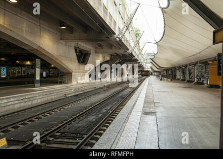 Paris, Frankreich, 27. Mai 2018: montparnass Bahnhof warten auf einen Zug in der Abflughalle. Stockfoto