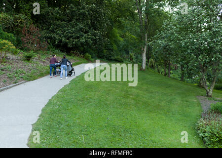 Zwei Mutter schieben Kinderwagen auf dem Fußweg in den Park Botanischer Garten Le Vallon du Stang Alar Brest, Frankreich, 27. Mai 2018. Stockfoto