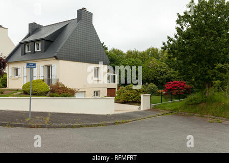 Ländliche Haus exteriour, Sommer draußen Brest, Frankreich, 28. Mai 2018. Stockfoto