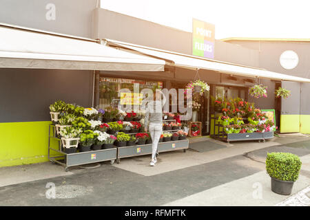 Brest, Frankreich, 28. Mai 2018 Eine nicht erkennbare Mädchen entscheidet sich für Blumen in einem Blumenladen auf der Straße. Stockfoto