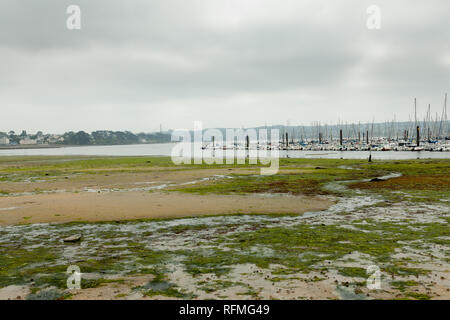 Brest, Frankreich, 28. Mai 2018 Ebbe Ozean und Yacht. Stockfoto