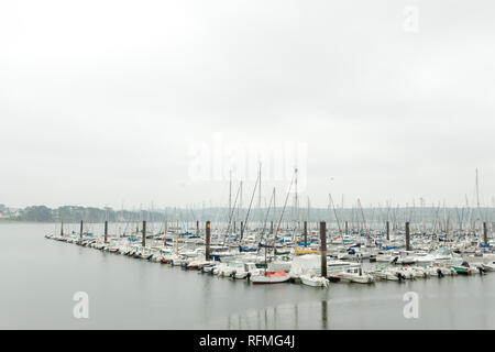 Brest, Frankreich, 28. Mai 2018 Panoramaterrasse im Freien Blick von Sete marina Viele kleine Boote und Yachten im Hafen ausgerichtet. Ruhiges Wasser und blauen bewölkten Himmel Stockfoto