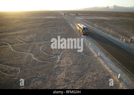 Die Autobahn, die durch die berühmten großen alten Geoglyphen Nazca Linien wie vom Aussichtsturm gesehen, Nazca Wüste von Peru Stockfoto