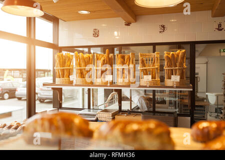 Brest, Frankreich, 28. Mai 2018 Moderne Bäckerei mit verschiedenen Sorten Brot, Kuchen und Brötchen mit Sonnenlicht auf dem Hintergrund Stockfoto