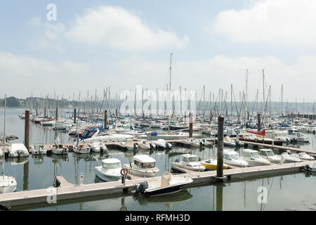 Brest, Frankreich, 28. Mai 2018 Panoramaterrasse im Freien Blick von Sete marina Viele kleine Boote und Yachten im Hafen ausgerichtet. Ruhiges Wasser und blauen bewölkten Himmel Stockfoto