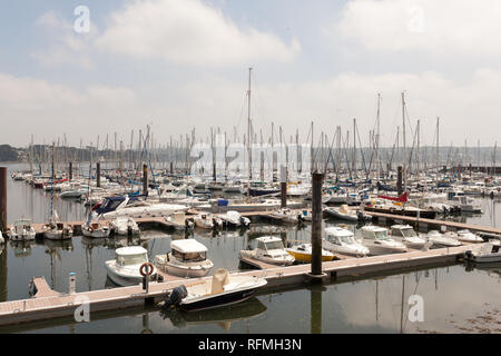 Brest, Frankreich, 28. Mai 2018 Panoramaterrasse im Freien Blick von Sete marina Viele kleine Boote und Yachten im Hafen ausgerichtet. Ruhiges Wasser und blauen bewölkten Himmel Stockfoto
