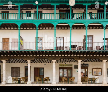 CHINCHON, SPANIEN - 26. MÄRZ 2016: Fassaden von XV Jahrhundert Häuser auf dem Hauptplatz von Chinchon Village, einem Dorf in der Nähe von Madrid. Chinchón's Plaza Ma Stockfoto