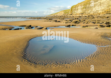 Dunraven Bay Southerndown Glamorgan Heritage Coast South Wales mit einem Pool im Vordergrund auf den Strand. Stockfoto