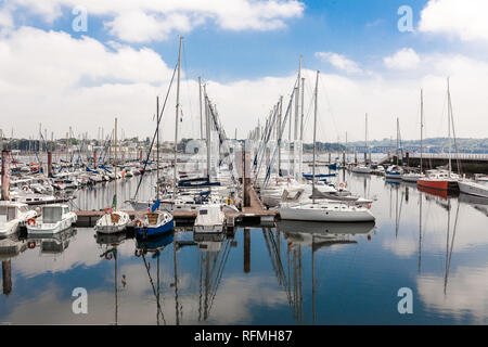 Brest, Frankreich, 28. Mai 2018 Panoramaterrasse im Freien Blick von Sete marina Viele kleine Boote und Yachten im Hafen ausgerichtet. Ruhiges Wasser und blauen bewölkten Himmel Stockfoto