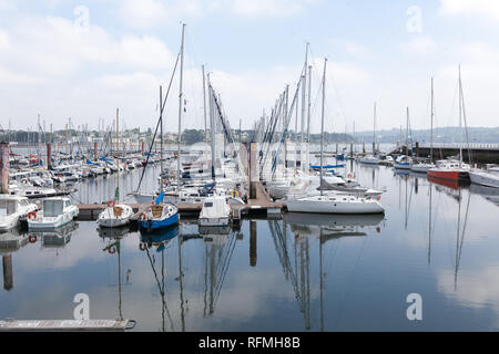 Brest, Frankreich, 28. Mai 2018 Panoramaterrasse im Freien Blick von Sete marina Viele kleine Boote und Yachten im Hafen ausgerichtet. Ruhiges Wasser und blauen bewölkten Himmel Stockfoto