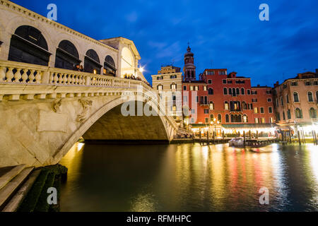 Rialto Brücke, Ponte di Rialto, ein Steinbogen Brücke über den Canal Grande Canal Grande, beleuchtet Stockfoto