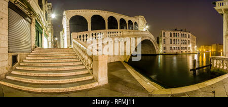 Blick auf die Rialto Brücke, Ponte di Rialto, ein Steinbogen Brücke über den Canal Grande Canal Grande, beleuchtet Stockfoto
