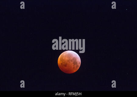 Blut Mond, Wolf Mond, Red Moon, Eclipse der Mond, Mondfinsternis sichtbar aus Pembrokeshire Wales UK Stockfoto