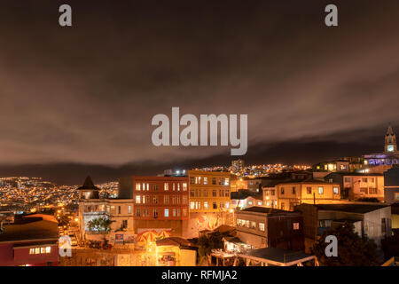 Blick auf die Stadt Valparaiso, Chile, durch die Nacht. Stockfoto