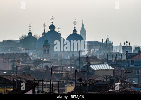 Luftaufnahme auf der Saint Mark Basilika, der Basilika di San Marco über die Dächer in der so genannten "schwimmenden Stadt" Stockfoto