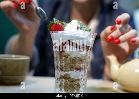 Schlagsahne mit Beeren und Erdbeeren in einem Glas Stockfoto