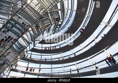 BERLIN, DEUTSCHLAND - 20. August: Menschen besuchen den Reichstag Kuppel im deutschen Parlament August 20, 2012 in Berlin, Deutschland Stockfoto